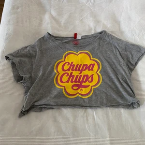 T-shirt med chupa chups-tryck 🍭 - Grå, tunn t-shirt/magtröja med chupa chups-tryck. 