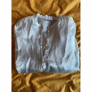 & Other Stories topp - Ljusblå topp från & Other Stories. Lite i ’indisk’ modell av skjorta.