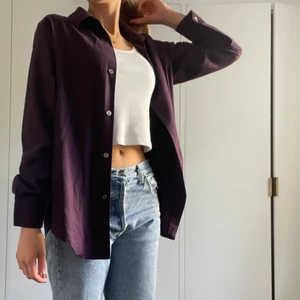 Our legacy  - Säljer denna super fina our legacy skjorta i nytt skick i en så cool lila färg. Nypris ca 2000. Budning börjar på 500. Buda i kommentarerna💕💕