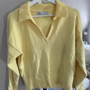 Stickad tröja - Säljer denna stickade tröja från zara. Använd enstaka gånger så knappt använd🥰 kunden står för frakten