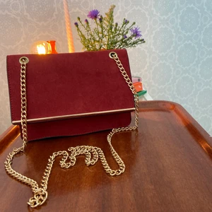 Röd väska - Jätte fin röd väska med guld detaljer från NEW LOOK.