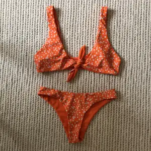 Orange bikini från SheIn 🥰 Storlek S, true to size! Säljer då den inte kommit till användning, endast använd 1 gång! Tvättas självklart före köp. Köparen står för frakt 💘