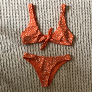 Bikini från SheIn - Orange bikini från SheIn 🥰 Storlek S, true to size! Säljer då den inte kommit till användning, endast använd 1 gång! Tvättas självklart före köp. Köparen står för frakt 💘