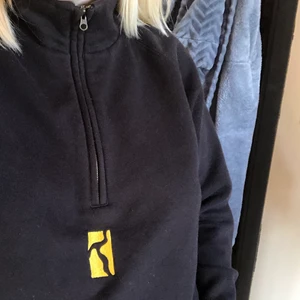 Half-zip - Säljer min älskade half-zip hoodie som jag köpt på streetlab. Har glömt vad märket heter men tröjan har ett stort tryck på ryggen (se bild tre), som är så snyggt! Så användbar och lätt att matcha 💛