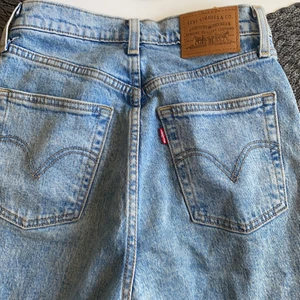 Levis jeans  - Säljer mina Levis jeans dom är i Bra skick knappt använda. Frakten är inräknad i priset!