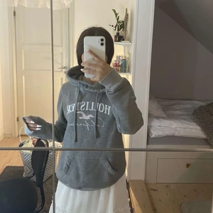 grå hoddie - en jätte skön o fin grå holister hoddie med rosa och vit i mitten,  säger för den inte kommit till användning