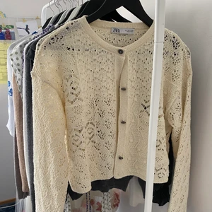 ZARA KOFTA🤍 - Hej! Säljer denhär supersöta koftan från Zara! Den är gräddvit och är i storlek S, men skulle säga att den passar XS-M. Köptes utomlands för bara två veckor sedan men säljer då jag kände att det inte var min stil. Köptes för 25 Euro, alltså 255kr. Hör av er vid intresse!🤍