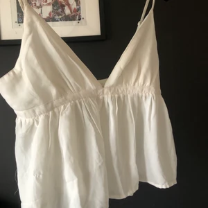 Linne med volang - Populär topp från bikbok i storlek M. Köparen står för frakt☺️