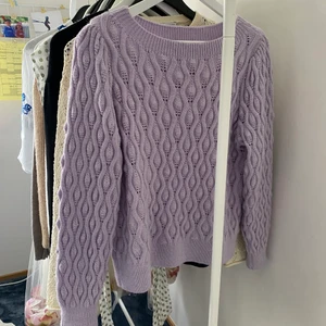 MANGO STICKAD TRÖJA💘 - Hej! Säljer denhär jätte söta och bekväma tröjan från MANGO som är perfekt nu i höst! Köpte den för inte så länge sen men den passar inte mig i smaken mer. Köptes i butik för 350kr. Den är i storlek M men skulle säga att den passar XS-L! Skriv privat om ni har frågor eller är intresserad💙💗