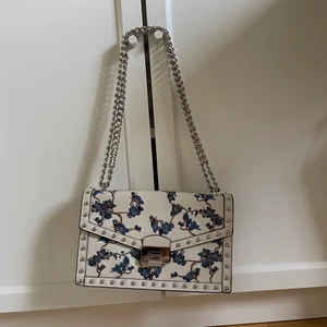 Väska från mango - Ljusbeige/vit väska med blåa broderade blommor från mango i felfritt skick! 🦋 går att bära som axelväska och crossbodybag