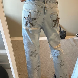 Egengjorda jeans  - Jeans jag gjort själv, med hjärtat på framsidan och stjärnorna där bak! Stjärnorna lyser(som reflexer)❣️❣️❣️❣️ jag är xs har 32,34 jeansen som är 36 blir därför mer loose och low waist så snyggt💖 