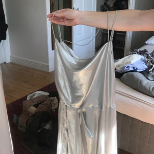 Silvrig sidenklänning 36 h&m - Sidenklänning från h&m strl 36. Frakt ca 40kr