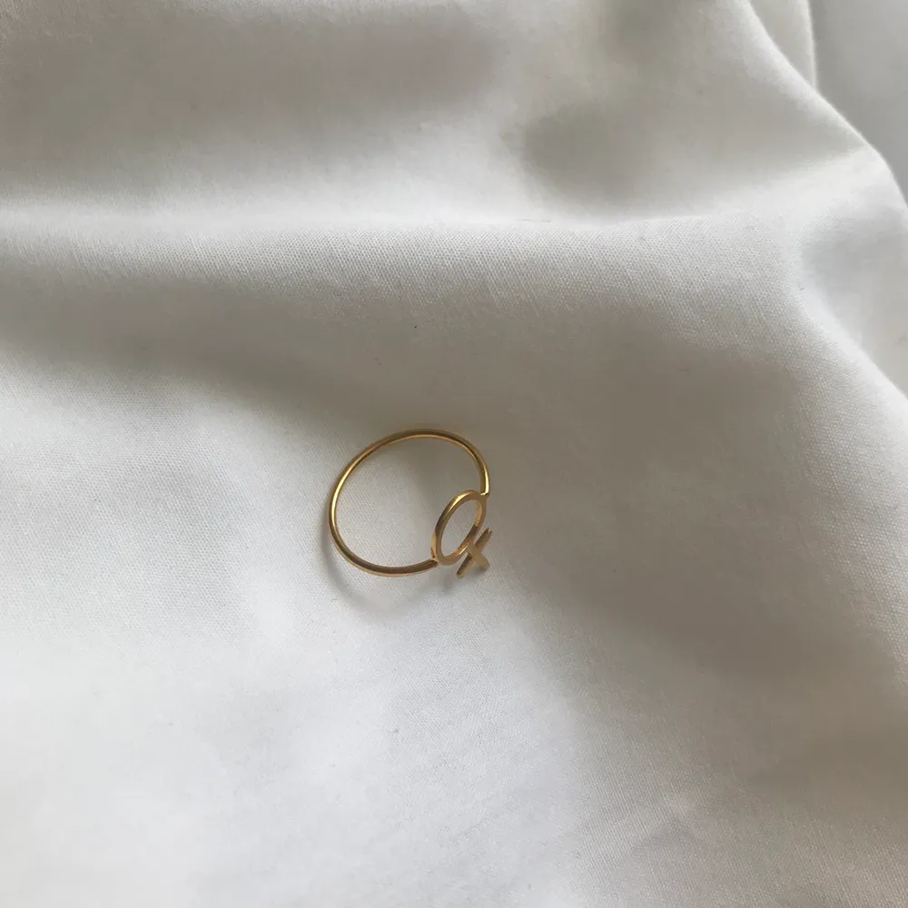 ring i guldpläterat silver i form av venussymbolen✨ har använt den som en midi-ring då den är för liten för mig. från glitter från början!. Accessoarer.