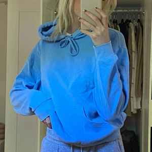 Blå hoodie - Blå hoodie från Monki