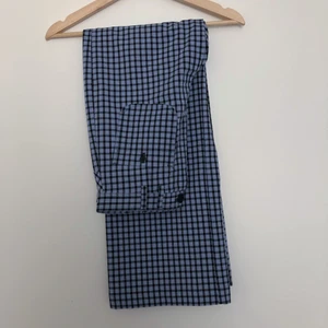 & other stories Rutiga byxor strl. 38 - Bilder lånade från Flora Wiström. Sparsamt använda. 