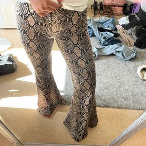 Vida byxor med ormmönster - Supersnygga kostymbyxor med orm mönster. Stretchiga och oerhört sköna från Zara. 