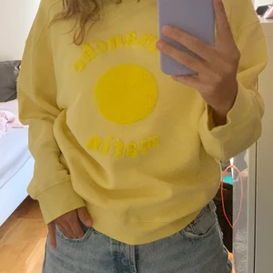 Sweatshirt från & other stories - Fin gul sweatshirt, nästan oanvänd. Storlek 36