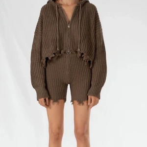 RUVE set i brunt - Helt nytt set från RUVE shop. Enbart tvättat en gång. Säljer pga köpte två färger. Nypris inkl tull 1500kr. Skulle säga att storleken är en S men passar även mig som är XS och skulle även passa M pga stretch. 