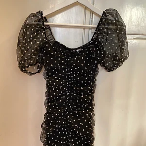 Svart vit prickig klänning - Super söt klänning från H&M. Den är stretchig i materialet men i storlek xs så tyvärr för liten för mig.