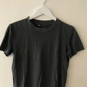 En simpel t-shirt från Zara i storlek S som är jätteenkel att styla! Säljer då jag har en liknande🤩