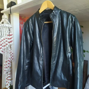 Rocco barocco läderjacka - Superfint skick! Figursydd. Frakten ingår :)
