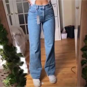 Långa wide leg jeans ifrån zara i storlek 34, fåtal gånger använda. (Inte mina bilder)