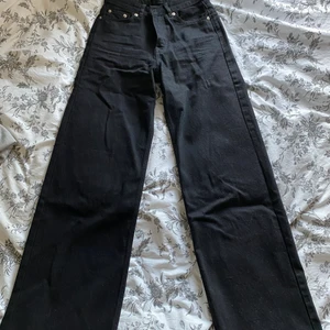 Svarta wide leg jeans från junkyard - Säljer ett par svarta wide leg jeans från junkyard i storlek 25. Dem är endast provade så som nya. Bra i längden för mig som är 168 dock lite för små i midjan.