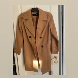 Trench coat från Vero Moda - Brun kavaj från Vero Moda - använd vid ett fåtal tillfällen 🤎