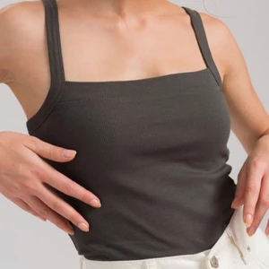 Grå body från Bik Bok - Grå linnebody i ribbat material, snygg till vilken underdel som helst.