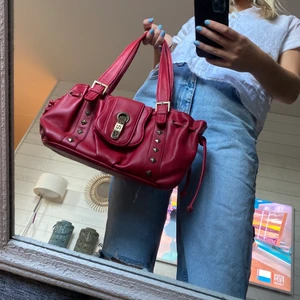 Röd väska - Svinsnygg röd väska som tyvärr aldrig kommer till användning. Fina detaljer och bra utrymme inuti🤍 flera intresserade så har startat en budgivning ! Frakt tillkommer på 40kr⭐️