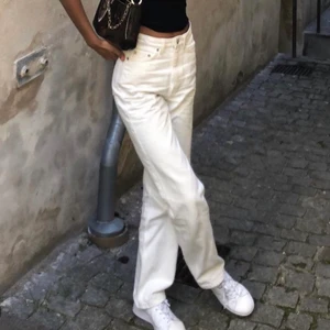 Jeans💓 - Lånad bild!! As snygga vita jeans från weekday i modellen ”rowe” och storleken w28 L32. Jätte bra skick med inga skador säljes då jag ej har samma storlek:) motsvarar storleken S/M, köpta för 500kr