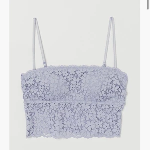 Blå spets topp i storlek S - Blå spets topp. Använd men i bra skick. Storlek M men sitter nog som en S. Skickar gärna fler bilder. Pris går att diskutera 