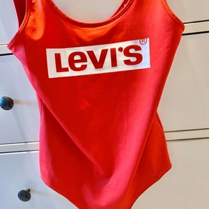 LEVI’S BODY STRL S - Nästintill oanvänd body, inte kommit till användning men passformen är dock superfin! Storlek S 