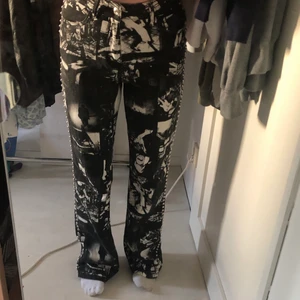 Jaded London jeans - Superfina Jaded London jeans! Köpt för 900 kr på Jaded londons hemsida men säljs för 500 kr! Är storlek 26 i midjan och längden passar för mig som är 167 cm lång.