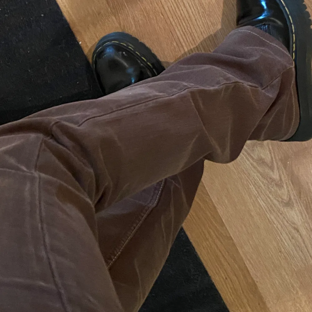 Säljer dessa AS snygga bruna lågmidjade jeansen!! Fraktar eller möts upp i sthlm 💕 Jag är 160 och de är något långa på mig.. Jeans & Byxor.