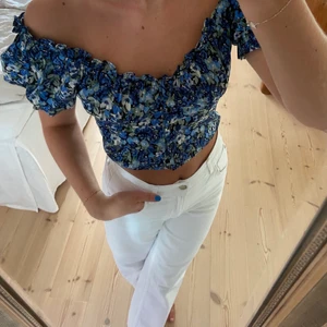 Blommig topp!  - Super söt sommar topp ifrån Gina Tricot. Inköpt förra sommaren men endast använd 2 gånger. Går att ha både offshoulder och ”vanligt”. Gulligt blommönster i blått, grönt och vitt. Storlek 34 men passar mig som använder 36/38 💜
