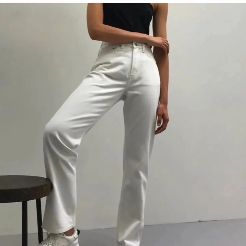 Superfin vita jeans från Weekday i modellen rowe. Storlek 26/32. 280 + frakt. Jeans & Byxor.