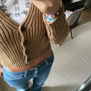 Stickad brun kofta Houseofdagmar - Jätte fint stickad kofta från Houseofdagmar! Varm och skön, går att knäppa på flera olika sätt❤️😍 Perfekt inför hösten! 