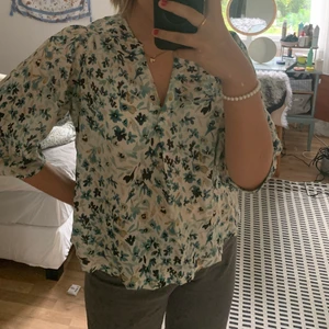 Boomerang blus - Helt oanvänd! Med prislapp kvar. Ny pris: ca 1199kr. Skriv privat för mer information🤍 (köparen står för frakt) pris kan diskuteras 