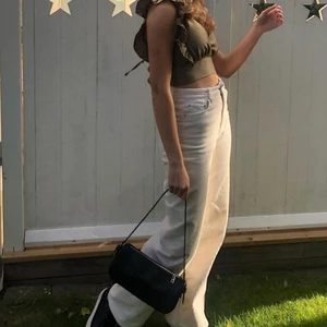 Manchester byxor  - Manchester byxor från weekday. Använda ca5 gånger. Långa i benen. Köppte för 499kr