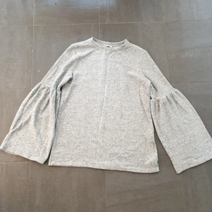Zara tröja strl. S - Lite tjockare i tröja i jättemjukt material, strl. S. Från Zara. Breda/flygiga ärmar. Fint skick. 