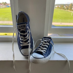 Converse  - Skit snygga converse i stl 37.5 men mer som 38.5. I fint skick o super sköna😁