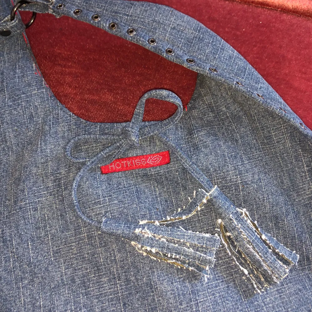 Snygg y2k jeansväska från Hot Kiss. Väskan har rött innertyg och coola studs och metalldetaljer. Mått: ca 30x40cm+handtag. ❗️Köparen står för frakten❗️Skriv om du har några frågor💕. Väskor.