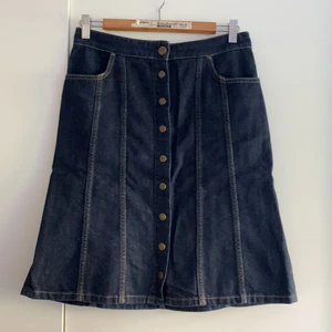 Jeanskjol Lee - Mycket sparsamt använd jeanskjol från Lee. Strl S