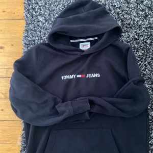 Tommy jeans hoodie  - En fin Tommy jeans hoodie i storlek L, men är nog mer som en M. Nypris 1199kronor. Använd fåtal gånger. Frakt tillkommer 