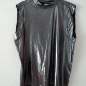 Metallic top - En metallic top från Gina Tricot med storleken M. Säljer den för 50 kr och mötes upp i Arlöv eller Malmö! 
