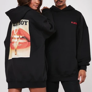 Playboy hoodie  - Från missguided. Mycket fint skick, använd ca 1 gång. Oversize modell.