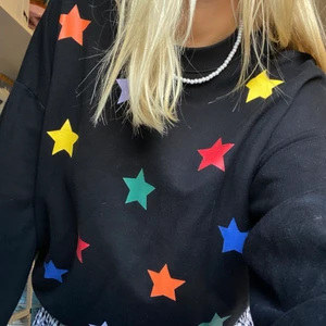Sweatshirt med stjärnor  - Säljer denna ascoola sweatshirten med stjärnor från monki! Sitter snyggt oversized och är väldigt skön!💕