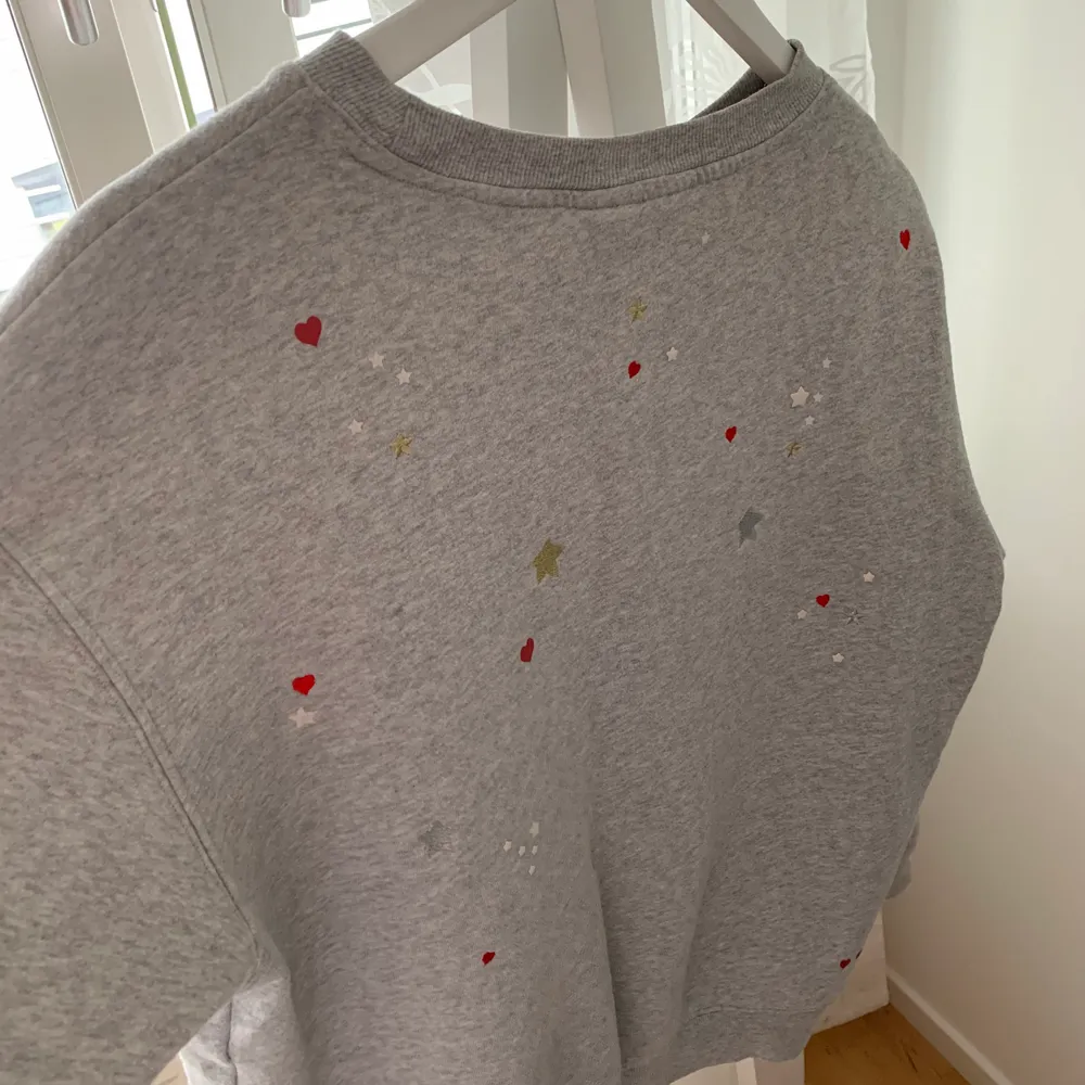 Jag säljer denna snygga sweatshirten i storlek S, som är ifrån H&M. Den har ett stort rött tryck vid bröstet och har massa hjärt och stjärn detaljer över hela tröjan. Den är använd men i bra skick.                                   Jag säljer tröjan för 50kr + 70kr frakt.                                Hör av dig vid intresse💗 (köparen står för frakten). Tröjor & Koftor.