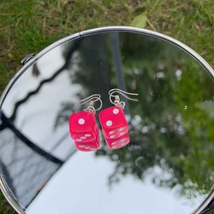 Örhängen  - Örhängen men rosa tärningar på